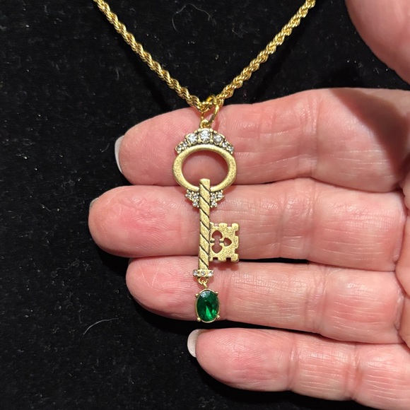 Elegant Gold GG Key Pendant Necklace - Picture 2 of 5